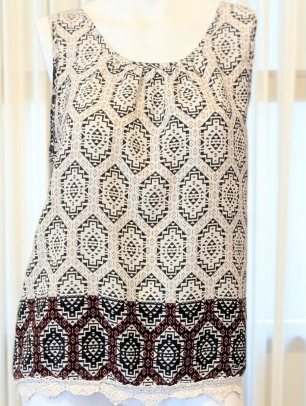 Papaya Sleeveless Geometric Lace-Hem Tank Top - Black & Cream